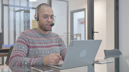 Téléchargez les photos : Employé du centre d'appels avec casque Parler avec le client En ligne - en image libre de droit