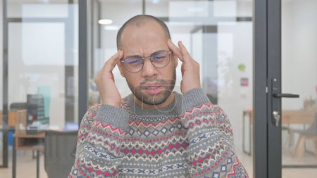 Téléchargez les photos : Portrait d'homme mûr avec mal de tête, Migraine - en image libre de droit