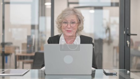 Senior Businesswoman Faire du chat vidéo en ligne