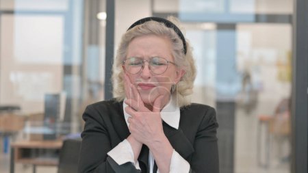 Téléchargez les photos : Portrait de femme d'affaires âgée avec douleur dans la dent - en image libre de droit