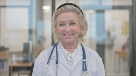 Téléchargez les photos : Portrait de femme âgée souriante médecin - en image libre de droit