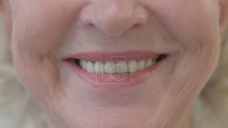 Téléchargez les photos : Fermer Visage souriant de vieille femme - en image libre de droit