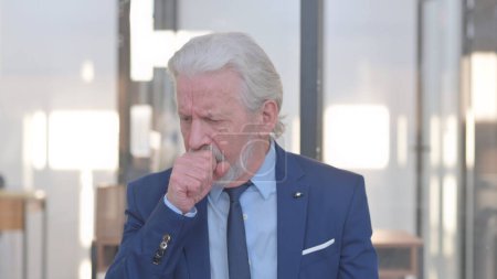 Téléchargez les photos : Portrait de l'homme d'affaires âgé malade toux au bureau - en image libre de droit