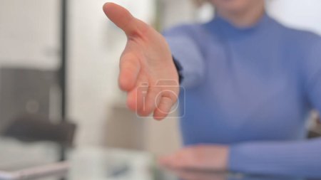Téléchargez les photos : Fermer l'offre de poignée de main par Femme - en image libre de droit