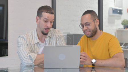 Foto de Compañeros de equipo creativos hablando durante el chat de vídeo en línea en el ordenador portátil - Imagen libre de derechos