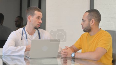 Foto de Doctor hablando con paciente en el hospital - Imagen libre de derechos