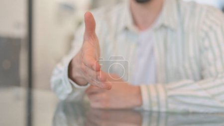 Téléchargez les photos : Close Up de l'offre de poignée de main par l'homme - en image libre de droit