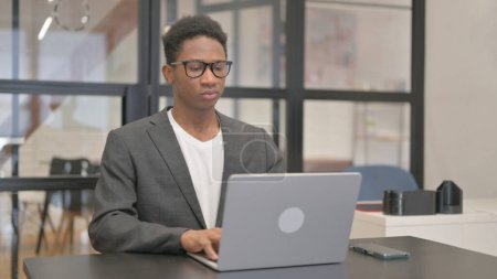 Foto de Hombre afroamericano trabajando en el ordenador portátil - Imagen libre de derechos