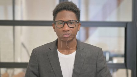 Téléchargez les photos : Portrait d'un homme afro-américain sérieux - en image libre de droit