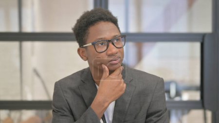 Téléchargez les photos : Portrait de l'homme afro-américain pensif Penser à une nouvelle idée - en image libre de droit