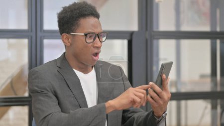 Téléchargez les photos : Portrait de l'homme afro-américain choqué par la perte au téléphone - en image libre de droit