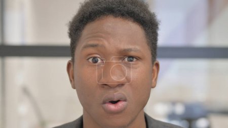 Téléchargez les photos : Gros plan de Shocked African Man Face - en image libre de droit