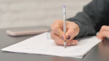 Foto de Primer plano de la mano femenina escribiendo una carta - Imagen libre de derechos