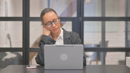 Téléchargez les photos : Fatigué mixte Race Business Femme Dormir tout en étant assis en face de l'ordinateur portable - en image libre de droit
