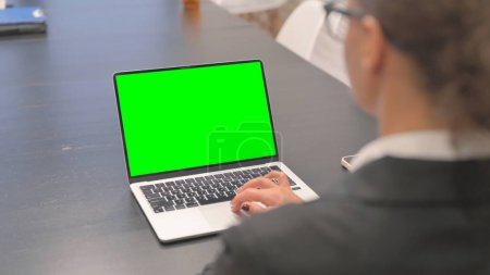 Téléchargez les photos : Femme utilisant un ordinateur portable avec Chroma Key sur l'écran - en image libre de droit