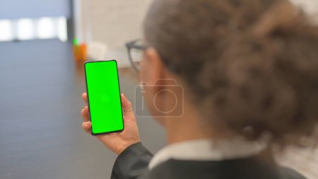 Téléchargez les photos : Holding Horizontal Smartphone with Chroma Key on the Screen - en image libre de droit