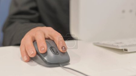 Foto de Mujer de negocios manos usando el ratón de la computadora - Imagen libre de derechos