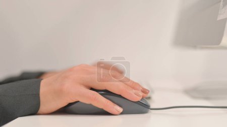 Téléchargez les photos : Gros plan de mains de femme utilisant la souris d'ordinateur - en image libre de droit
