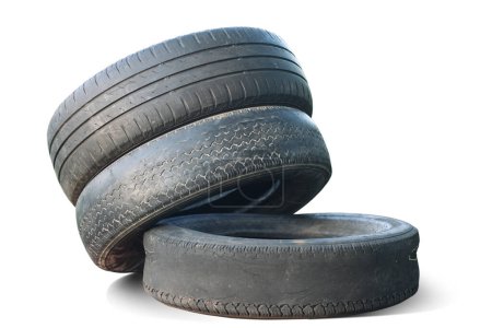 Foto de Viejo neumático dañado desgastado aislado en el fondo blanco como patrón de neumático dañado para publicidad tienda de neumáticos o tienda de neumáticos de coche - Imagen libre de derechos