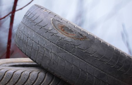 Foto de Neumáticos viejos dañados usados como patrón de neumáticos viejos dañados para publicidad tienda de neumáticos o tienda de neumáticos de coche - Imagen libre de derechos
