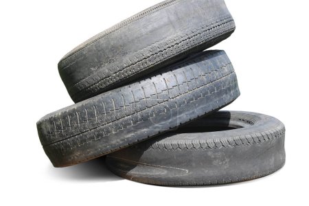 Foto de Viejos neumáticos dañados desgastados aislados en el fondo blanco como patrón de neumático dañado para publicidad tienda de neumáticos o tienda de neumáticos de coche - Imagen libre de derechos
