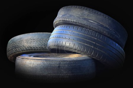 Foto de Viejos neumáticos dañados desgastados como patrón de neumático dañado para publicidad tienda de neumáticos o tienda de neumáticos de coche - Imagen libre de derechos