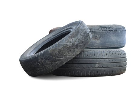 Foto de Viejos neumáticos dañados desgastados aislados en el fondo blanco como patrón de neumático dañado para publicidad tienda de neumáticos o tienda de neumáticos de coche - Imagen libre de derechos