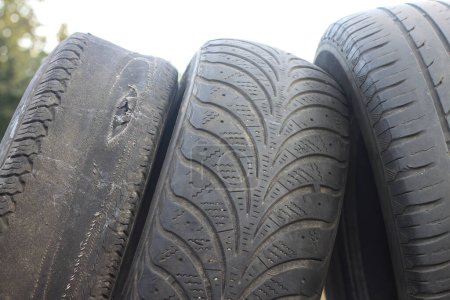 Foto de Viejos neumáticos dañados desgastados como patrón de neumático dañado para publicidad tienda de neumáticos o tienda de neumáticos de coche - Imagen libre de derechos