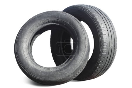 alte abgefahrene beschädigte Reifen isoliert auf weißem Hintergrund als Muster beschädigter Reifen für Werbung Reifengeschäft oder Autoreifengeschäft
