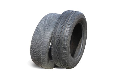 viejos neumáticos dañados desgastados aislados en el fondo blanco como patrón de neumático dañado para publicidad tienda de neumáticos o tienda de neumáticos de coche