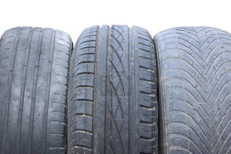 viejos neumáticos dañados desgastados aislados en el fondo blanco como patrón de neumático dañado para publicidad tienda de neumáticos o tienda de neumáticos de coche