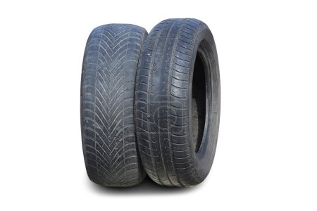 alte abgefahrene beschädigte Reifen isoliert auf weißem Hintergrund als Muster beschädigter Reifen für Werbung Reifengeschäft oder Autoreifengeschäft