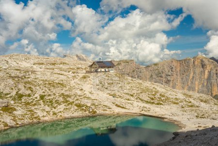 Foto de Vista al rifugio Pisciadu en Sella Ronda Dolomitas Italia - Imagen libre de derechos