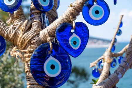 Téléchargez les photos : Perles oeil mauvais gros plan. Des perles de Nazar. Superstition turque et souvenir touristique, Grand Bazar, Istanbul, Turquie - en image libre de droit