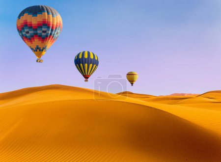 Téléchargez les photos : Désert et montgolfière Paysage au lever du soleil. Voyage, inspiration, succès, rêve, concept de vol - en image libre de droit