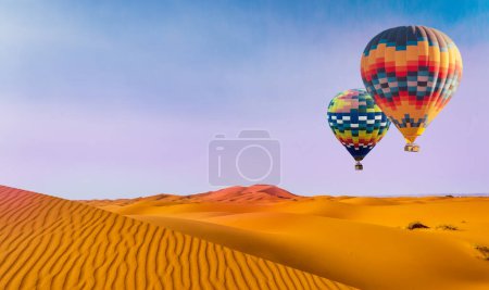 Téléchargez les photos : Désert et montgolfière Paysage au lever du soleil. Voyage, inspiration, succès, rêve, concept de vol - en image libre de droit