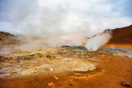 Fumarole-Feld in namafjall geothermische Zone Island. berühmte Touristenattraktion. Schönheitswelt