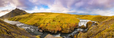 Skogafoss Wasserfall und Regenbogen an einem sonnigen Herbsttag, Island. Große Touristenattraktion,
