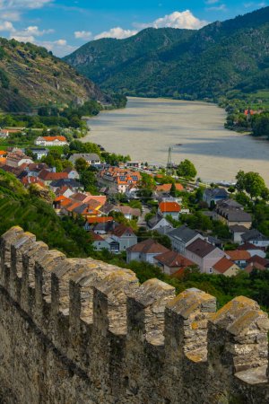 Panorama de la vallée de Wachau avec le Danube près du village de Duernstein en Basse-Autriche. Région viticole et touristique traditionnelle, Croisières sur le Danube.