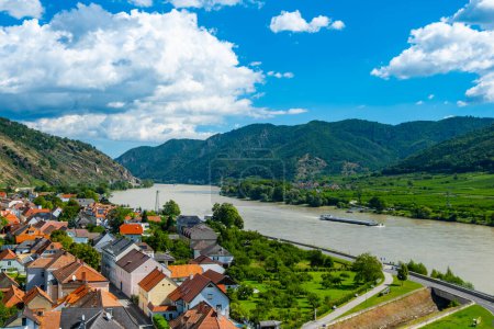 Panorama del valle de Wachau con el río Danubio cerca del pueblo de Duernstein en la Baja Austria. Región vinícola y turística tradicional, cruceros por el Danubio.