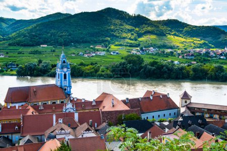 Panorama der Wachau mit der Donau bei Dürnstein in Niederösterreich. Traditionelle Wein- und Tourismusregion, Donaukreuzfahrten.