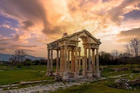 Berühmtes Tetrapylon-Tor in Aphrodisias antike Stadt. Archäologische und historische Stätten der modernen Türkei