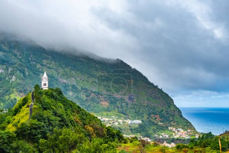 Capelinha de Nossa Senhora de Fátima en Madeira Portugal. Arquitectura tradicional y verde paisaje tropical de atracción turística en isla resort
