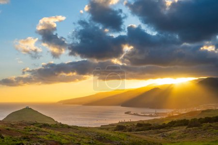 Puesta de sol en Ponta de Sao Lourenco Madeira Portugal. Vistas panorámicas de la montaña del paisaje verde, acantilados y el Océano Atlántico. Fondo de viaje