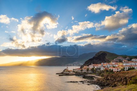 Puesta de sol en la península de Ponta de Sao Lourenco con pueblo tradicional. Isla de Madeira Portugal.