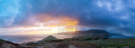 Puesta de sol en la península de Ponta de Sao Lourenco con un pequeño pueblo tradicional. Isla de Madeira Portugal.