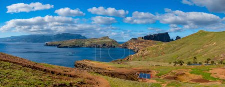 Foto de Ponta de Sao Lourenco Madeira Portugal. Vistas panorámicas de la montaña del paisaje verde, acantilados y el Océano Atlántico. Senderismo día activo, fondo de viaje - Imagen libre de derechos