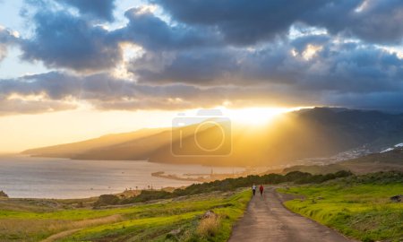 Foto de Puesta de sol en Ponta de Sao Lourenco Madeira Portugal. Vistas panorámicas de la montaña del paisaje verde, acantilados y el Océano Atlántico. Fondo de viaje - Imagen libre de derechos