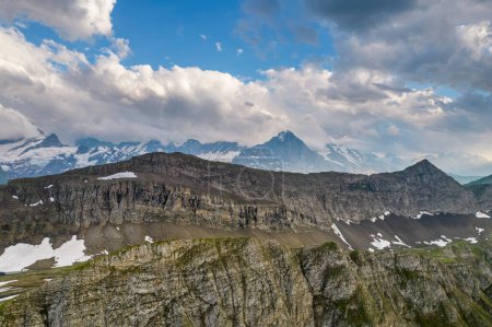 Foto de Panorama de las tierras altas de los Alpes suizos. Valle alpino Grindelwald. Región de Jungfrau, Suiza. - Imagen libre de derechos