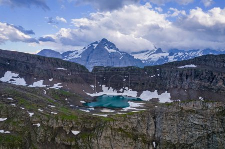 Foto de Lago de tierras altas en las montañas de los Alpes suizos. Pequeño lago en las tierras altas. Valle alpino Grindelwald. Región de Jungfrau, Suiza. - Imagen libre de derechos